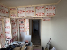 空気層には断熱材を詰めています。
石膏ボードを張り重ねて防音室の壁と天井をつくっています。