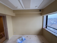 天井を吸音天井に仕上げました。
音の響きを調整しています。