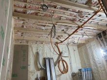 躯体壁と天井の遮音補強をしていきます。