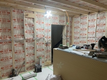 空気層に断熱材を詰めています。