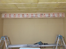 天井に梁型で吸排気ダクトボックスをつくっています。