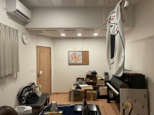 楽器や家具、カーテンなどはいると雰囲気や音響が変わります。