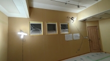 木工事が完了しました。
クロス施工前に音テストを行いました。