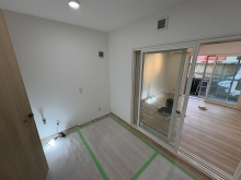 クロス工事完了です。出入口には樹脂サッシを2重で設置しています。