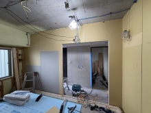 躯体壁の遮音補強をしています。