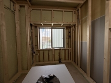 浮き床に下地を組んで浮き構造の部屋を内側につくっていきます。