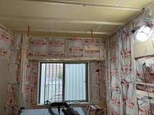 空気層には断熱材を詰めています。
天井も壁と同様に遮音補強をしていきます。