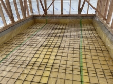 弊社の工事が始まりました。
浮き床コンクリートの下地組です。