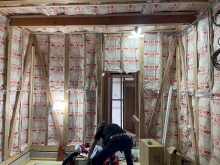 コンクリートが乾き、木工事に入りました。
躯体壁と天井の遮音補強をしていきます。