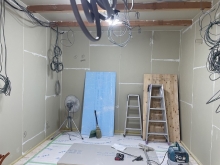 石膏ボードを張り重ねています。