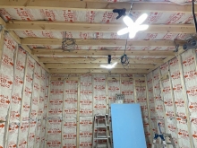 浮き床に下地を組んで内側に浮き構造の部屋をつくっていきます。