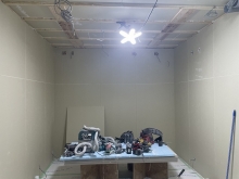 石膏ボードを張り重ねています。
防音室ができあがってきました。