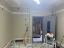 天井を吸音天井に仕上げ、壁にも吸音p＠パネルを設置する見切りを設けています。