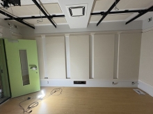 クロス施工完了です。
出入口にはスチール製の防音ドアを設置しています。
ドアは塗装されて明るい雰囲気になりました。