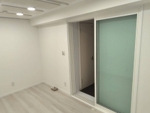 出入口には樹脂サッシの掃き出し窓を2重で設置しています。