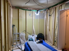 浮き床に下地を組んでいます。
躯体に触れないよう柱をてています。