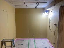 木工事完了です。石膏ボードを張り重ねて壁と天井の遮音補強を行いました。
音テストを行い、内装仕上げをしていきます。