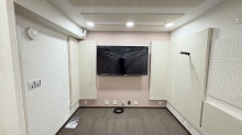 壁と天井には弊社オリジナルの吸音パネルを設置しています。