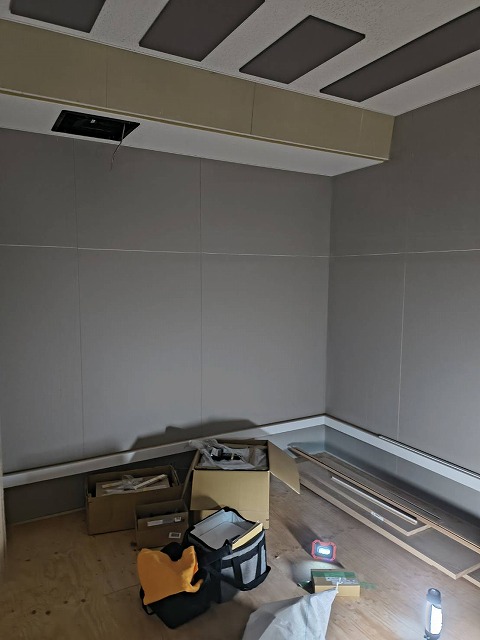本体工事に引き継ぎ、内装仕上げを行っていただきます。
10月頃に壁の吸音パネル設置に伺います。