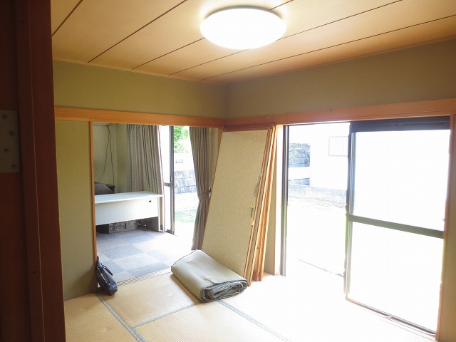 改修前のお部屋です。
床の間と押入れも取り壊します。